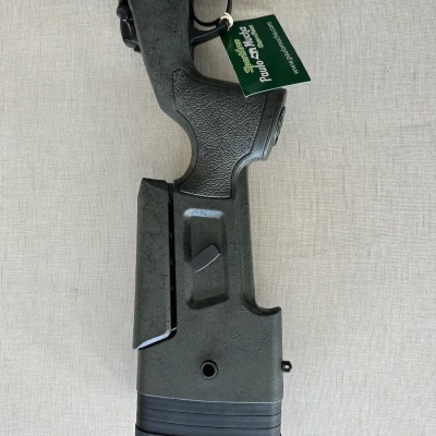 Estoque ou suporte de arma longa cinza escuro com etiqueta verde