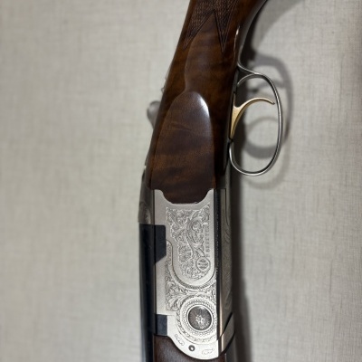 Espingarda de cano duplo com madeira polida e metal gravado