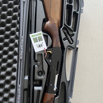 Espingarda com madeira castanha em estojo preto acolchoado