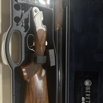 Espingarda Beretta 694 em mala preta acolchoada com acessórios