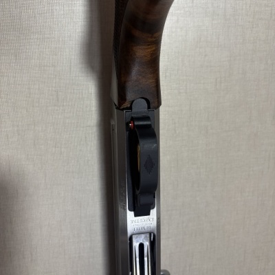 Espingarda de caça com coronha em madeira e receptor metálico prateado