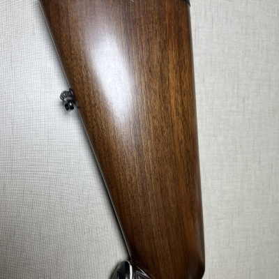 Coronha de arma de fogo em madeira castanha com detalhes