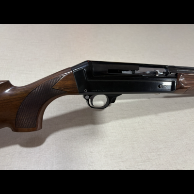 Espingarda com coronha e punho em madeira castanha e corpo metálico negro