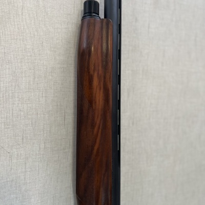 Espingarda com guarda-mão de madeira castanha e cano preto