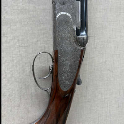 Espingarda de caça com detalhes em madeira e metal gravado