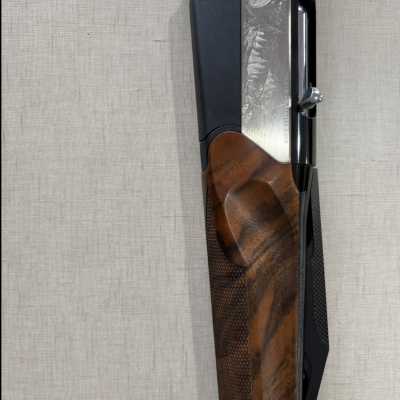 Espingarda de caça com gravuras douradas e madeira escura