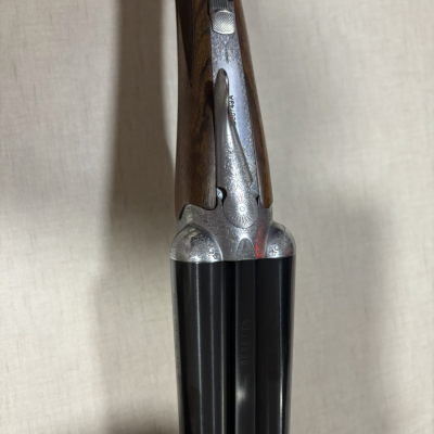 Espingarda dupla Beretta com coronha em madeira castanha e canos pretos