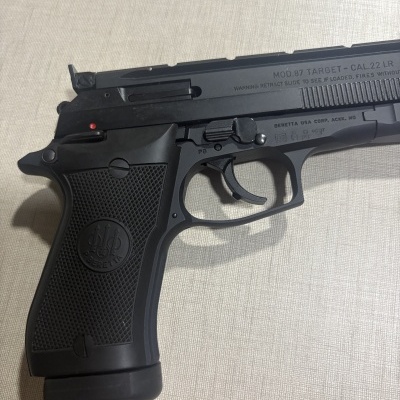 Pistola preta Beretta MOD.87 TARGET - CAL.22 LR com empunhadura texturizada