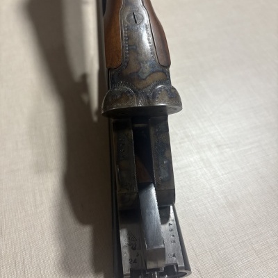 Espingarda de canos duplos com madeira e metal gravado