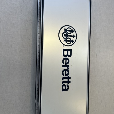 Estojo metálico prateado com logo Beretta