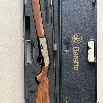 Espingarda Beretta com estojo rígido preto aberto