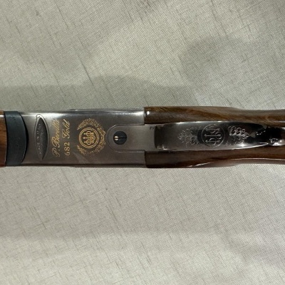Espingarda beretta com cabo de madeira e inscrição dourada