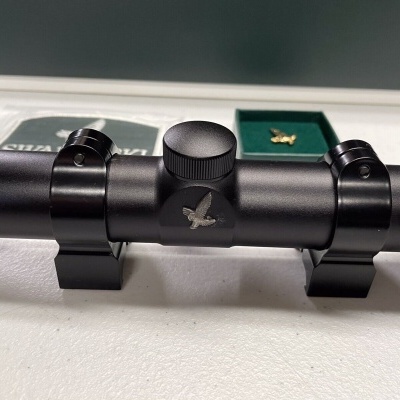 Luneta de mira telescópica preta com símbolo de águia