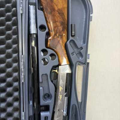 Espingarda de caça desmontada numa caixa rígida preta com interior acolchoado