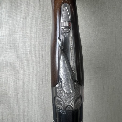 Espingarda de caça com madeira castanha e metal prateado gravado