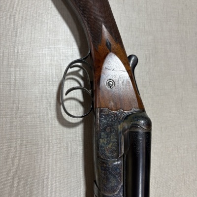 Espingarda de caça com coronha em madeira e cano duplo em metal gravado