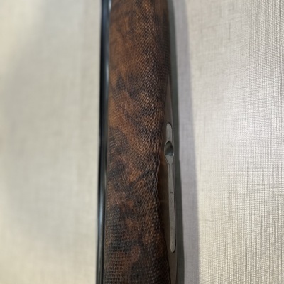 Empunhadura de espingarda em madeira castanha texturada