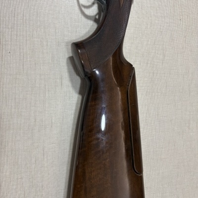 Espingarda de madeira com coronha acolchoada