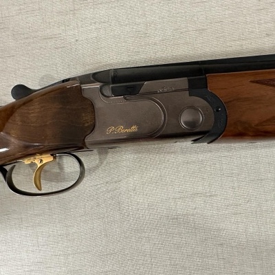 Espingarda break-action em madeira castanha com detalhes metálicos e inscrição P.Beretta