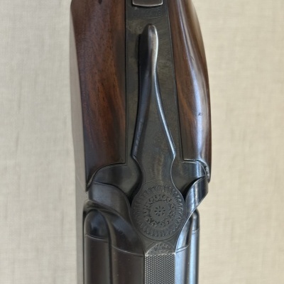Arma de caça shotgun com madeira castanha e metal preto