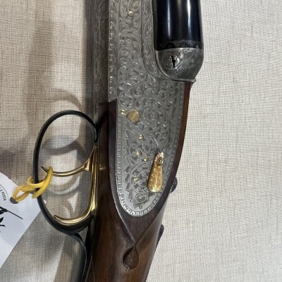 Espingarda com canos azuis, madeira castanha e metal gravado