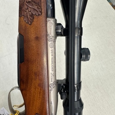 Rifle de madeira e metal com entalhes decorativos e visor óptico