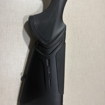 Coronha de arma preta com textura antiderrapante e marcação KICK em relevo