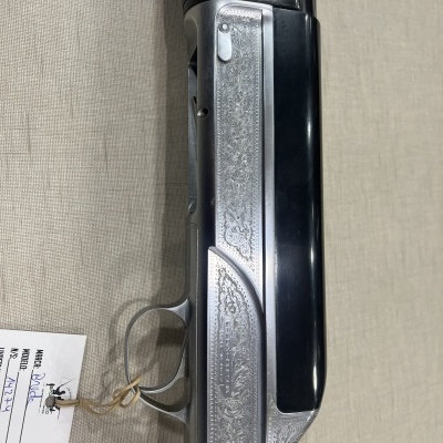 Espingarda com caixa de metal gravada e punho de madeira