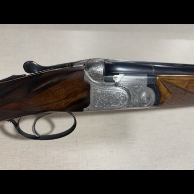 Espingarda dupla com madeira castanha escura e metal gravado prateado