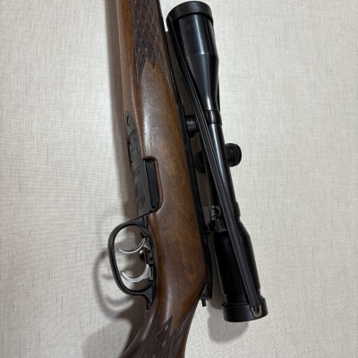 Carabina de madeira com mira telescópica preta