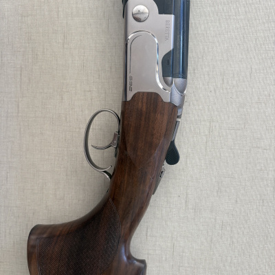 Espingarda Beretta 692 madeira castanha e metal prateado e azul escuro