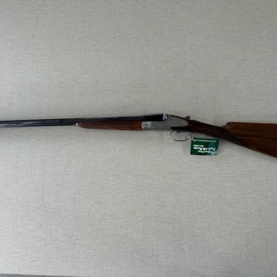 Espingarda de caça em madeira e metal sobre fundo branco