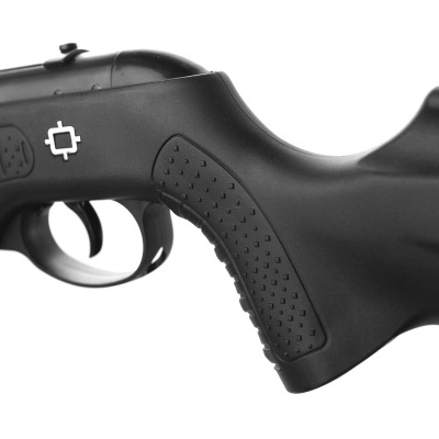 Parte de rifle ou espingarda preta com textura antiderrapante e detalhe branco