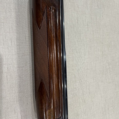 Parte de espingarda com madeira castanha e metal prateado