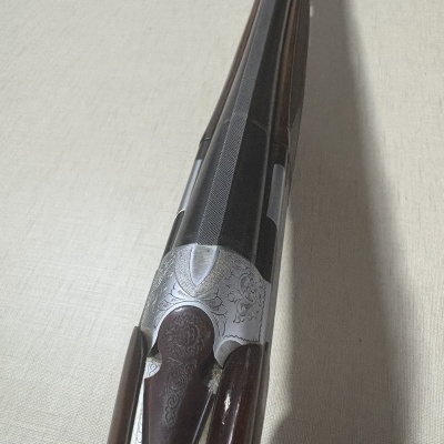 Espingarda de cano duplo em madeira e metal gravado