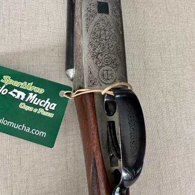 Espingarda com gravações em metal e madeira com etiqueta verde da marca SportArco Paulo Mucha