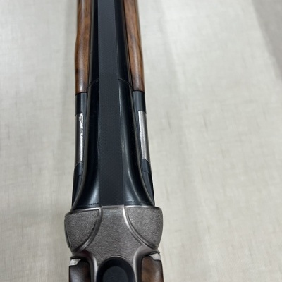 Espingarda de caça com canos duplos e acabamento em madeira e metal preto