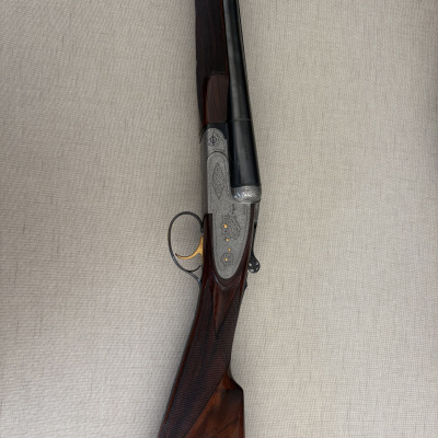 Espingarda de canos duplos em madeira e metal gravado