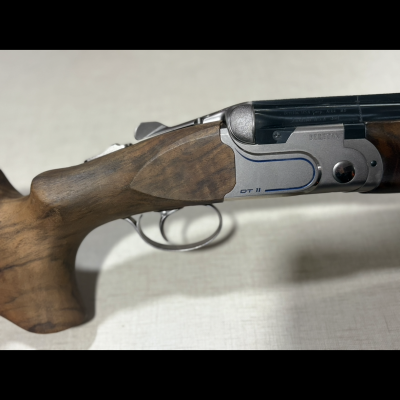 Espingarda Beretta DT 11 vista lateral com coronha em madeira e metal