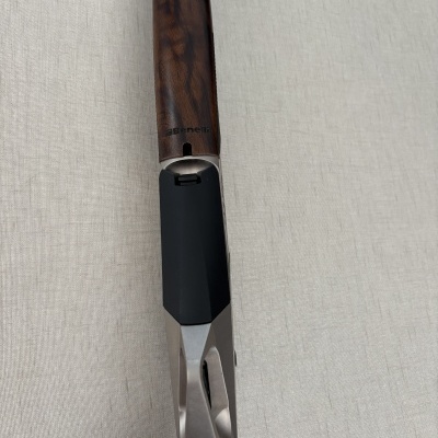 Espingarda com cabo em madeira castanha e metal prateado com detalhes em preto