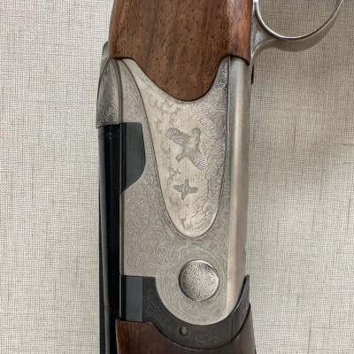 Espingarda com cabo de madeira e corpos metálico gravado com patos em voo