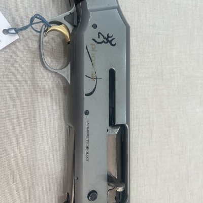 Espingarda metálica com partes em madeira e inscrições visíveis