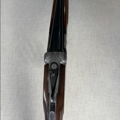 Espingarda de canos duplos com coronha em madeira e detalhes metálicos