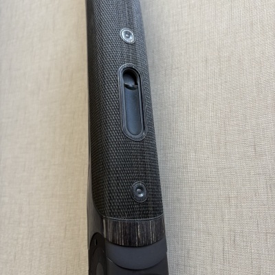 Empunhadura preta texturizada com logotipo vermelho Beretta