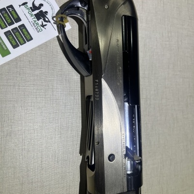 Espingarda de cano duplo com punho de madeira e etiqueta branca da marca SPORTARGO