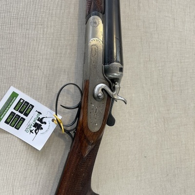 Espingarda de caça de canos duplos em madeira e metal com etiqueta branca