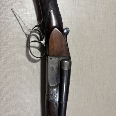 Espingarda antiga em madeira e metal com gravações