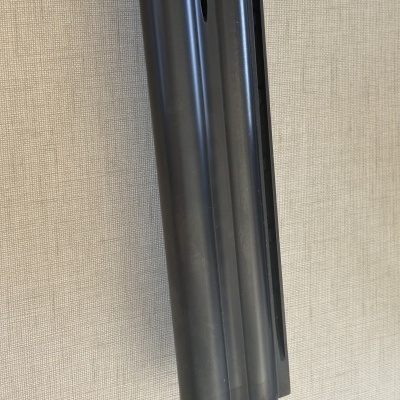 Cano duplo metálico cinza escuro sobre tecido bege