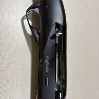 Espingarda semi-automática Raffaello em metal preto e madeira castanha