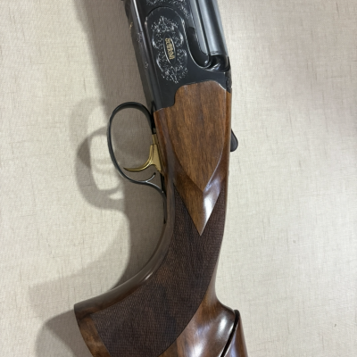 Espingarda de caça com madeira e metal gravado com palavra 'BERETTA'